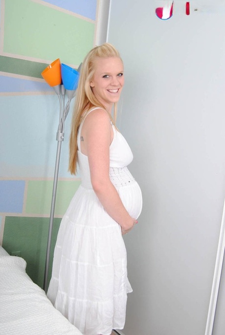 Blonde amateur Hydii May shows off preggo belly as she readies to masturbate 83617771