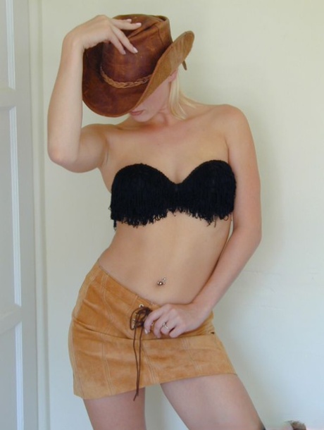 Sexy blonde makes her nude debut while wearing a suede cowboy hat 21625354