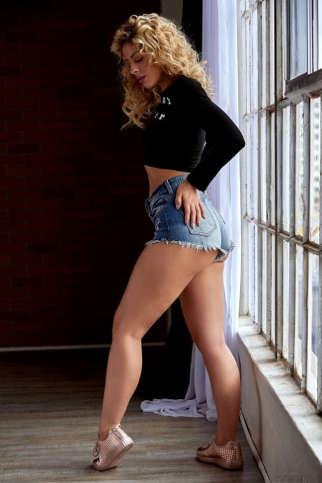 Centerfold model Jillisa Lynn sports curly blonde hair while posing nude 39833686