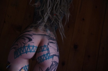 Heavily tattooed girl Anuskatzz licks a black penis before masturbating 33323047