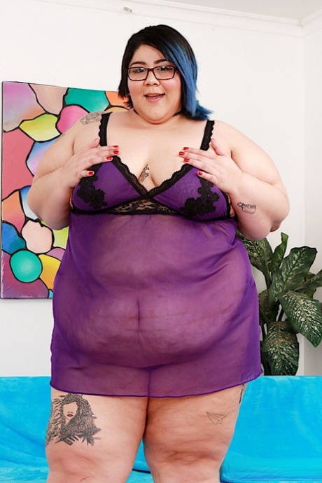 SSBBW Crystal Blue squeezes her saggy boobs before fingering her snatch 87720961