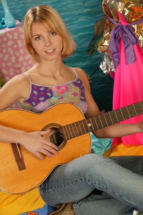 Sweet teen toys her tight slit after strumming her guitar in boots
