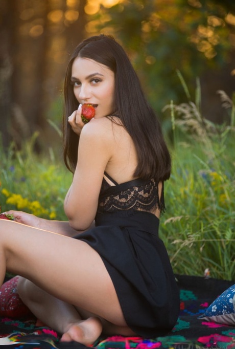 Nice teen Cira Nerri eats berries before getting naked on a picnic blanket 44036049