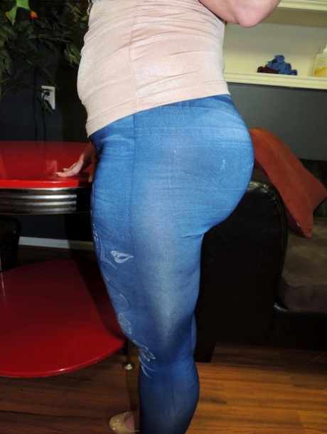 Amateur woman Dee Siren stuffs her big butt into tight pants 59422373
