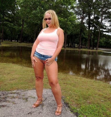 Thick blonde Dee Siren exposes herself in a park before sex in a van 81630920