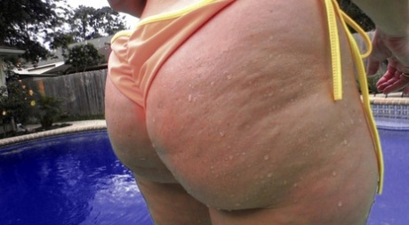 Amateur woman Dee Siren shows her big ass while wearing a string bikini 93945349