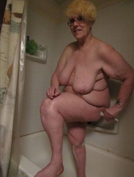 Fat granny Bunny Gram shaves her legs on the side of her bathtub 18982314