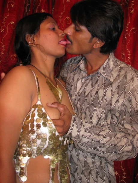 Indian MILF takes her boyfriend's cock in her mouth and shaved pussy too 55058624
