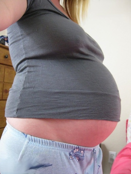 Pregnant girl takes self shots while getting naked to masturbate 11365543