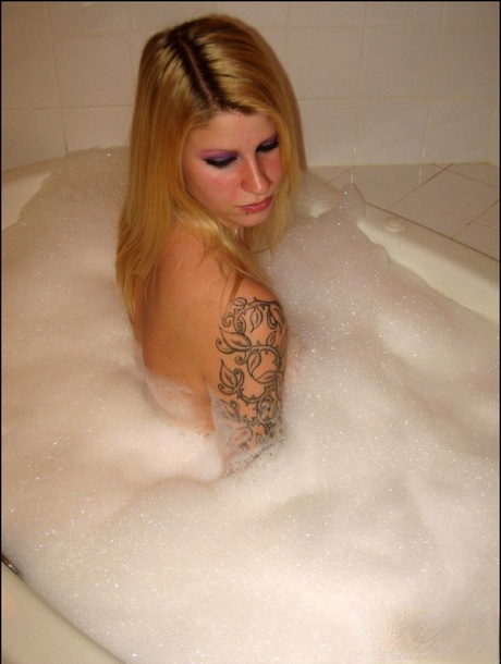 Tattooed blonde Ivy takes a bubble bath in a highly tempting manner 23022789