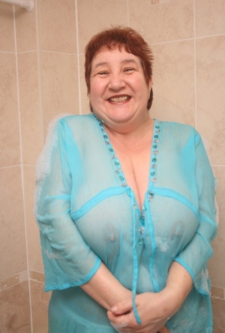 Redhead nan Kinky Carol shows her big ass and snatch in a bathtub 39846636