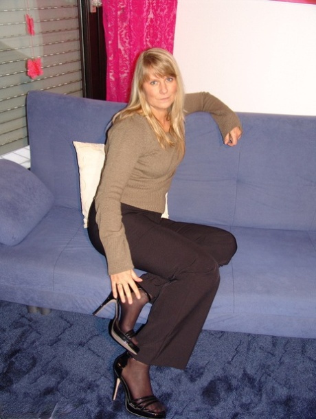 Blonde amateur Sweet Susi dildos her vagina in nylon socks and heels 49747322