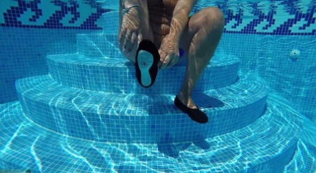 Older blonde Sweet Susi masturbates while mostly underwater in a pool 81916953