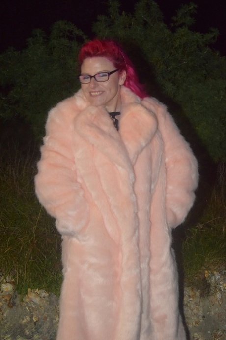 Redheaded amateur Mollie Foxxx flashes at night in a fur coat 87440059