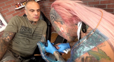 Female tattoo artist Evilyn Ink has sexual intercourse after giving a tattoo 32231514