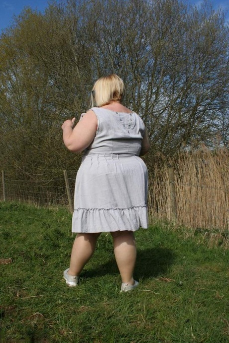 Obese UK blonde Lexie Cummings masturbates in a field while wearing hosiery 63237940