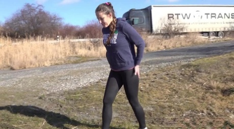 Caucasian girl Valentina Ross pulls down her leggings to piss in a field 64286453