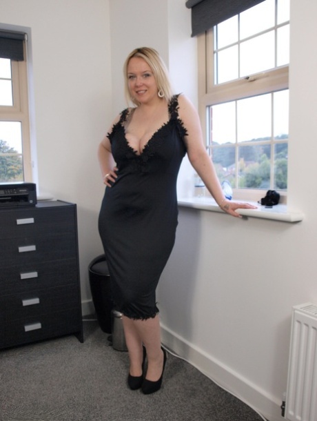Overweight UK blonde Sindy Bust ditches a black dress to get naked on a bed 76840293