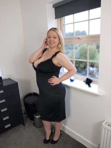 Overweight UK blonde Sindy Bust ditches a black dress to get naked on a bed 76840293