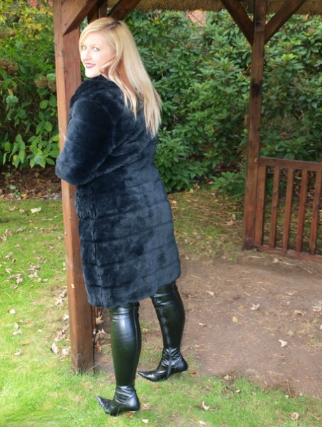 Fat blonde Samantha wanders naked in a backyard while wearing black OTK boots 78503215