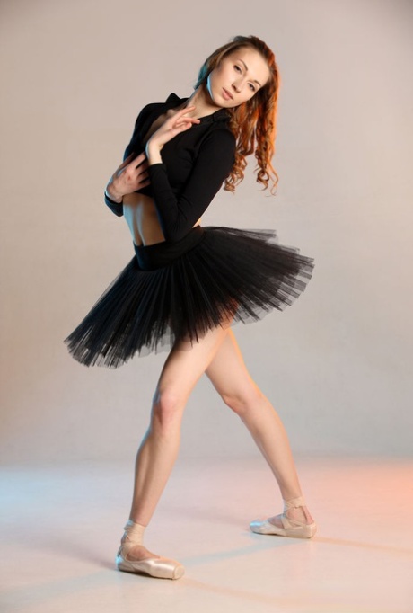 18-year-old ballerina Annett A displays her flexibility while going nude 24142933