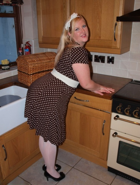 Overweight blonde Samantha spreads her snatch after disrobing in a kitchen 64132652