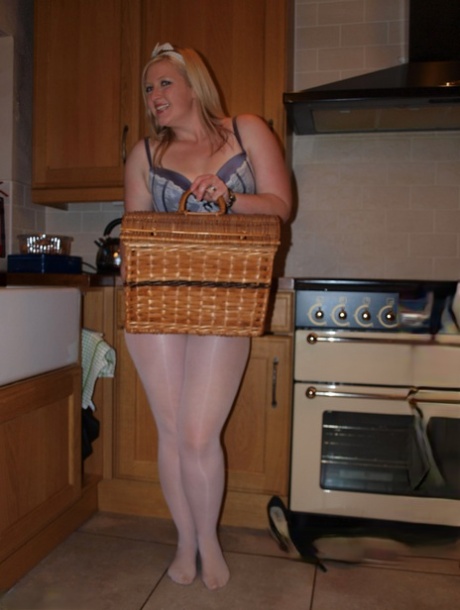 Overweight blonde Samantha spreads her snatch after disrobing in a kitchen 64132652