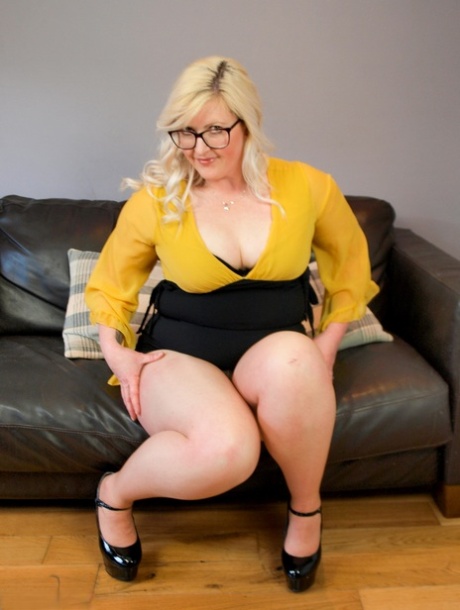 Blonde BBW Samantha pulls down her pantyhose after going nude in glasses 95548166