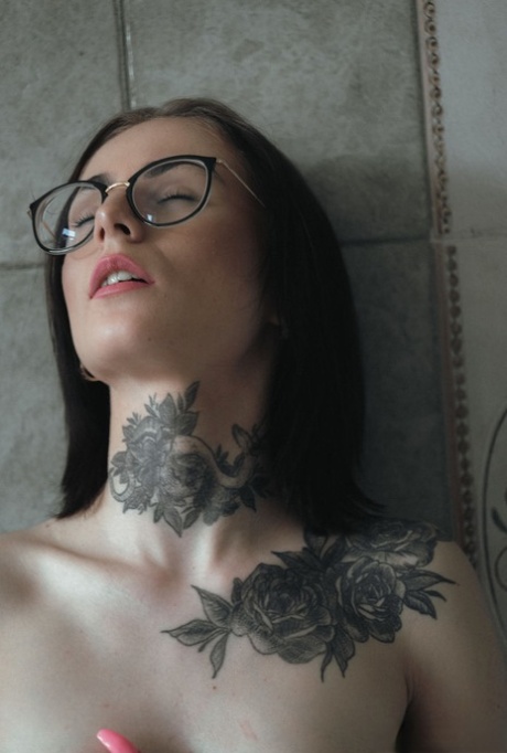 Stunning tattooed brunette Pollie Star stands naked in her bathtub her lips 58315503