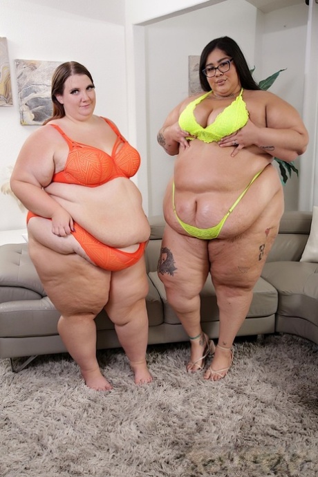 Morbidly obese women Kayla Peach & Crystal Blue take turns getting naked 63175792