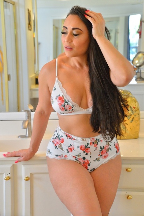 Brunette MILF Carmela shows her curvy figure while masturbating in a bathtub 88834319