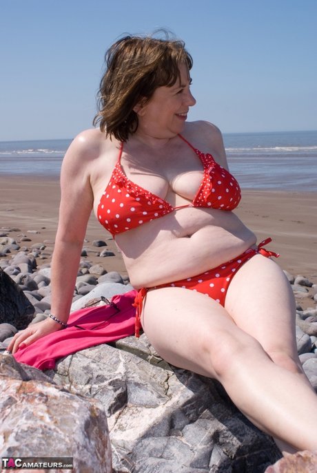 Mature UK plumper Speedy Bee takes off her bikini top during a trip to the sea 90701473