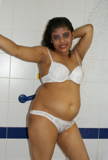 Overweight Indian lady Rupali gets totally naked while showering