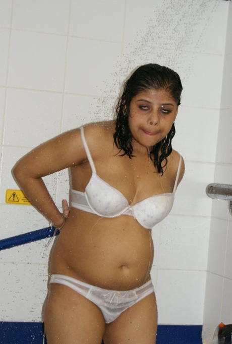 Overweight Indian lady Rupali gets totally naked while showering 18746613