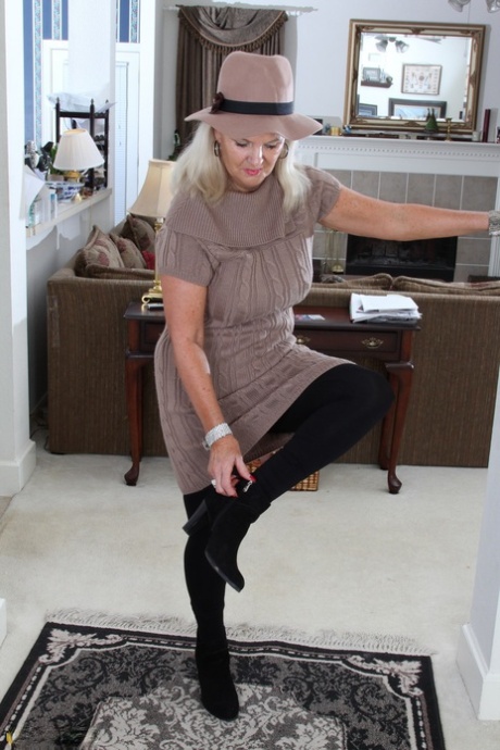 Clothed American granny peels off her tights and cast them aside 25501815