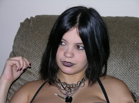 Brunette Goth Teen Nude & Porn Pics - ViewGals.com