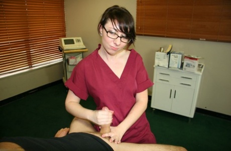 Young nurse Dakota Charms gives an injured man a handjob in a clinic 82250383