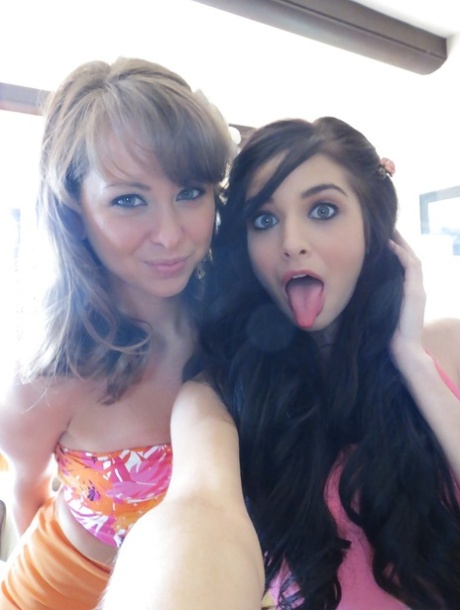 Humping lesbian teens Riley Reid and Zoey Kush are having fun 20111495