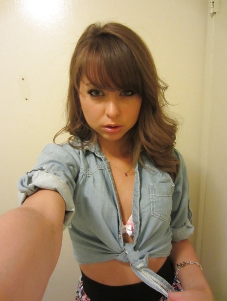 Clothed teen Riley Reid does some sexy self shots while in a toilet 22607393