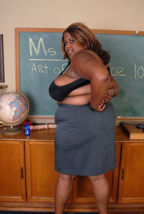 Mature ebony teacher SSBBW Winxx is undressing in the classroom 52817343
