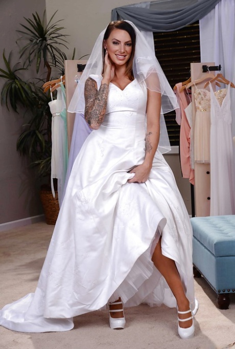 Tattooed Latina bride Juelz Ventura flashing leg and garter 55769649