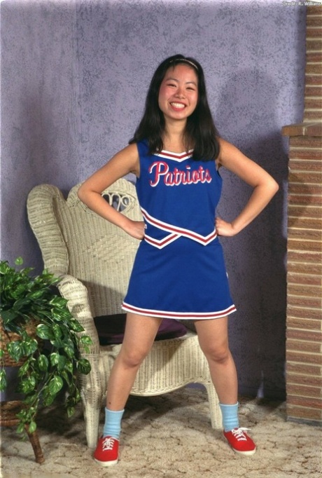 Asian amateur Ivy shedding cheerleader uniform for hairy cunt exposure 33520568