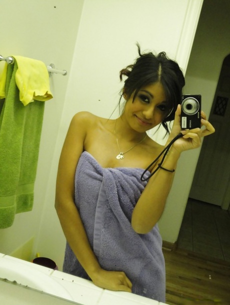 Latina Selfie Amateur Nude & Porn Pics - ViewGals.com