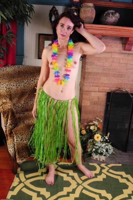Older lady Sable Renae exposes her large clit in Hawaiian grass skirt 89048626