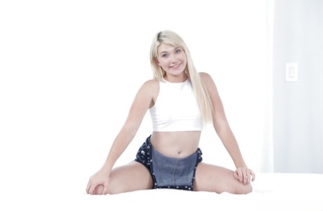Blonde Zelda Morrison naughty nudity posing while stretching 14205239