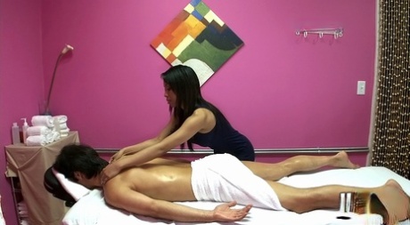 Asian masseuse goes the extra mile by fucking her client on hidden camera 33079593