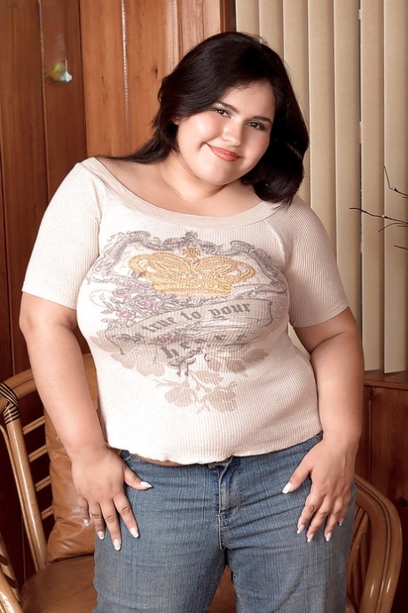 Busty BBW Karla Lane takes off jeans and shows her fat curves 26106338