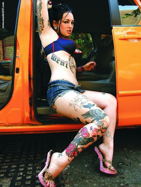 Tattooed Adahlia Diamante masturbating her cunt by her shoe outdoor 40813757